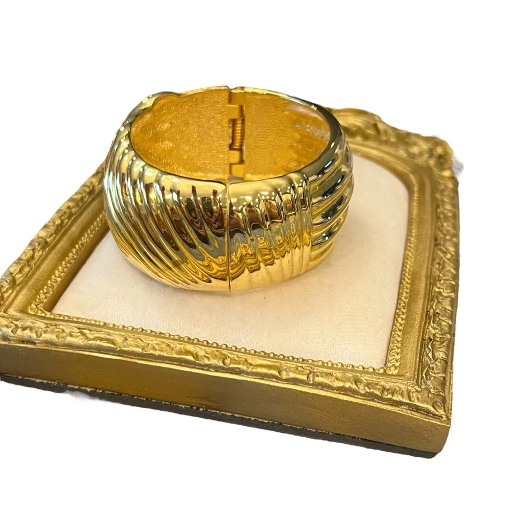 Wide Chunky Linear Ribbed Gold Tone‎ Bangle Bracelet Vintage Jewelry Boho Mod